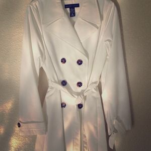 BRAND NEW Ivory trench coat with brown buttons