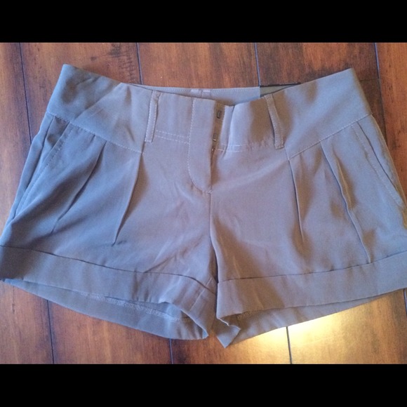 Express Brown pleated shorts - Picture 1 of 3