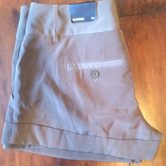 Express Brown pleated shorts - Picture 2 of 3