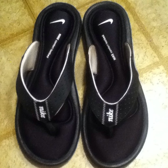 Brand new nike flip flops!