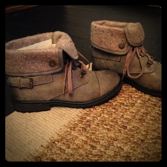 Adorable roxy fall boots, never been worn!