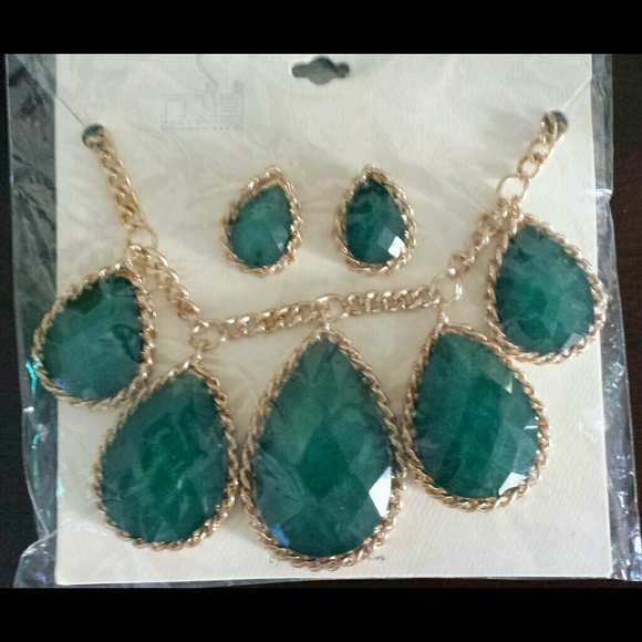 Emerald Green and Gold Necklace w/ Earrings