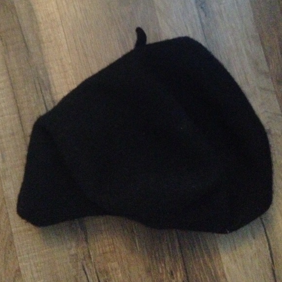 Black felt beret (hat)