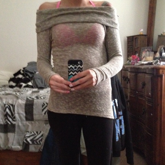 Off the shoulder sweater - Picture 2 of 4