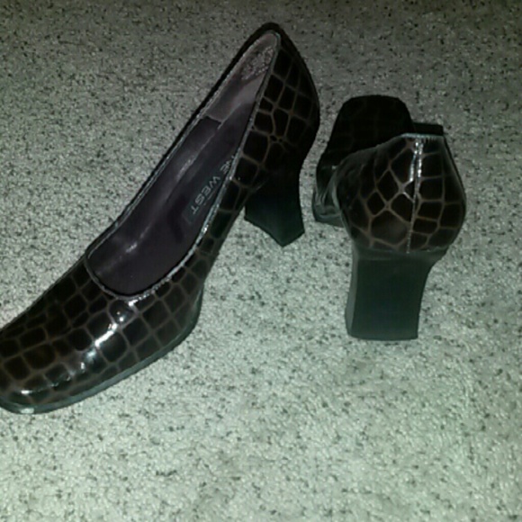 Heels - Picture 2 of 3