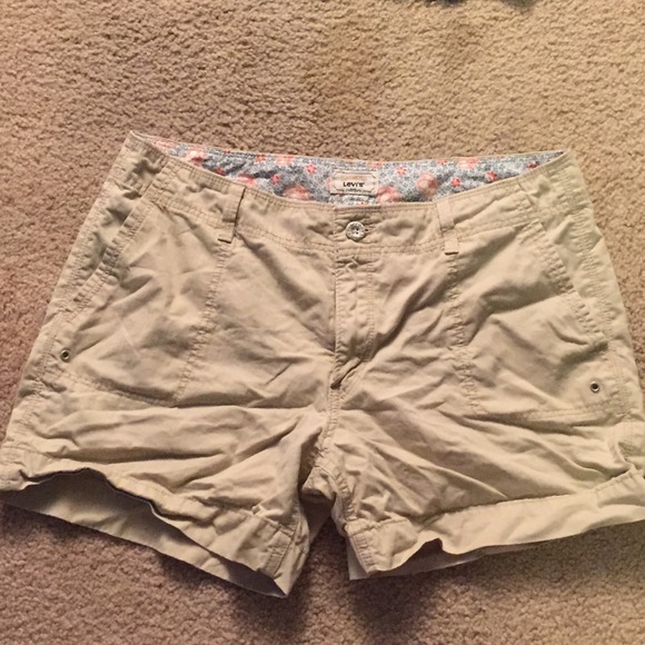 Khaki shorts💙