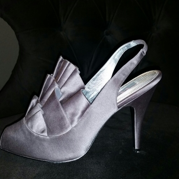💖HOST PIC 1/21💖SEXY GREY HEELS!!!