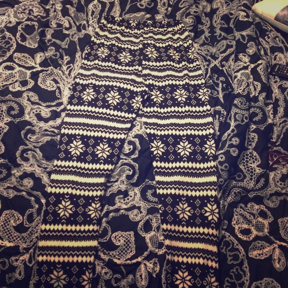 Cozy black and white patterned leggings