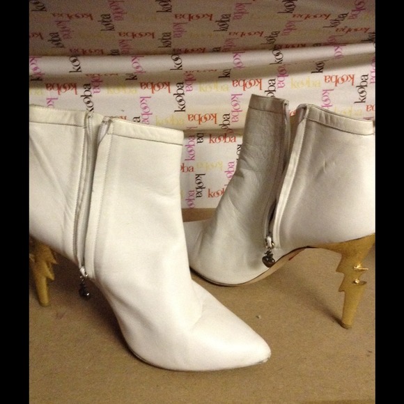 MAI LAMORE white boot w/ 14k gold leaf heel