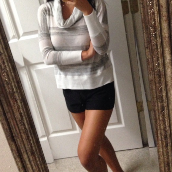 White slouchy crop style sweater - Picture 2 of 4