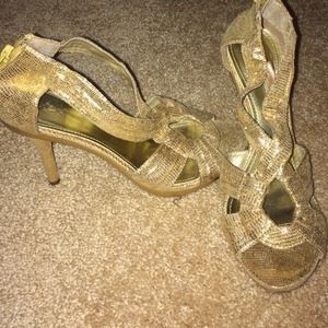 Gold strappy dressy heel