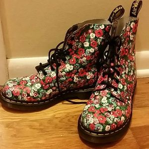 NWOT Adorable Floral Dr. Martens