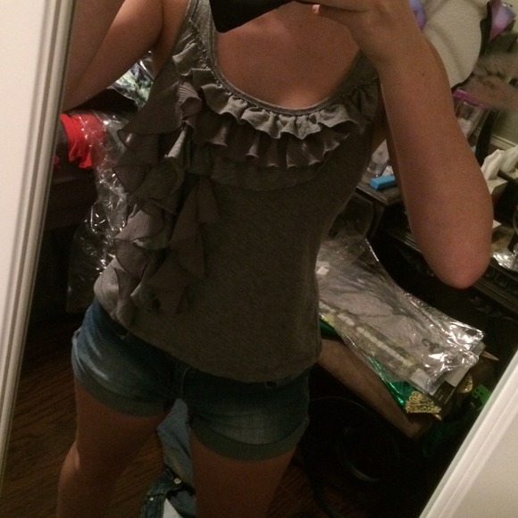 🌸Grey Razorback Ruffle Top🌸 - Picture 2 of 2