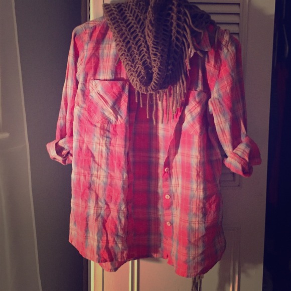 Cute vintage looking button up 😍sale