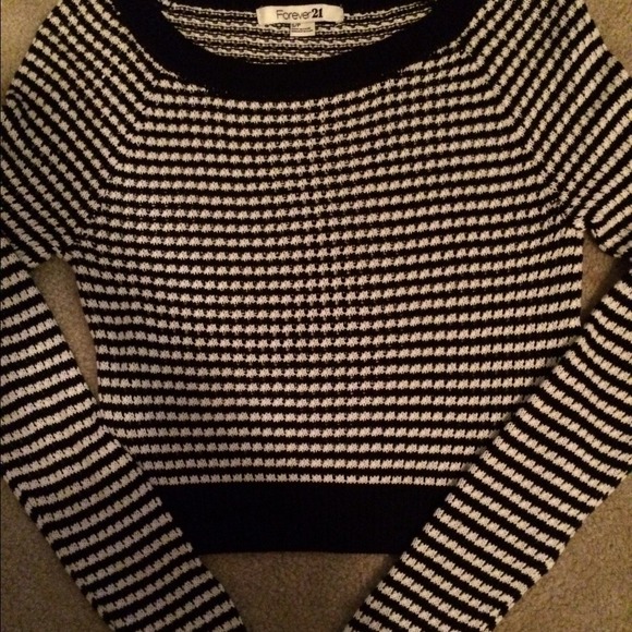 💋 Forever 21 crop top black/white sweater Size S