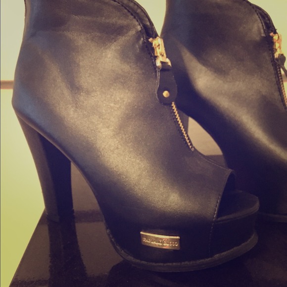 Black ankle-high open-toed boots