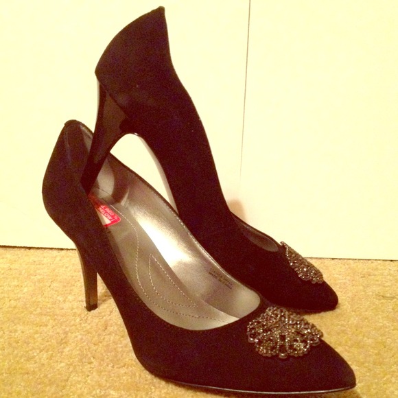 Black Tahari pumps