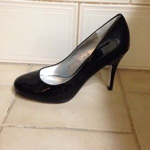 Black patent leather pumps
