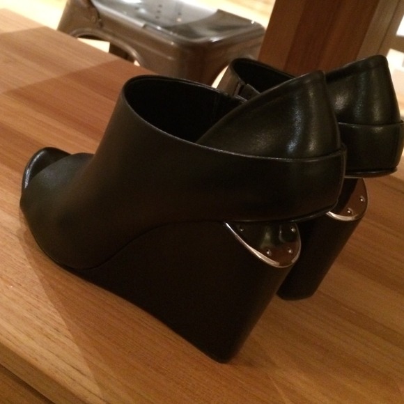 Alexander Wang Shoes - Alexander Wang alla cutout wedge