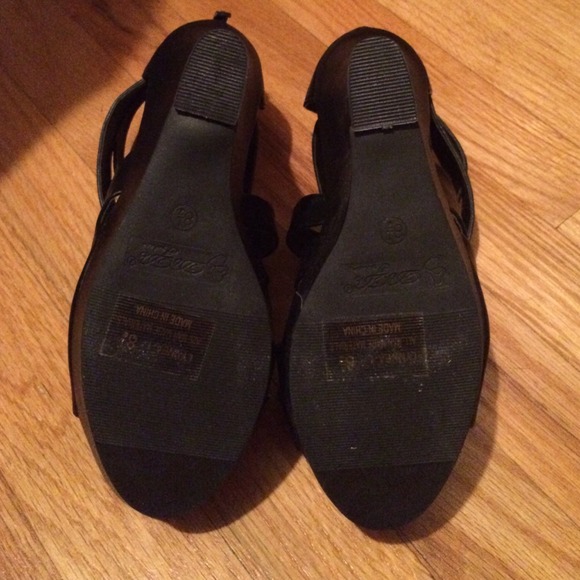 Black Wedges 💢SOLD💢 - Picture 4 of 4