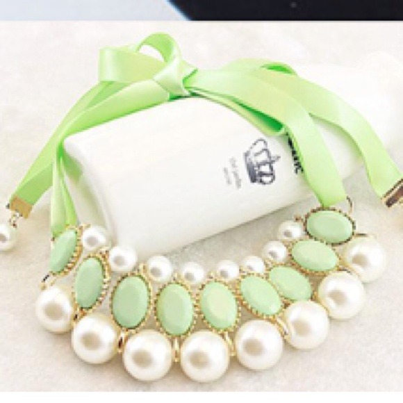 Cute pearl mint statement necklace - Picture 3 of 4