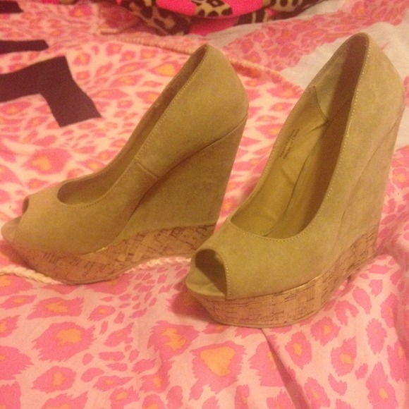 💓SALE💓Forever 21 Tan Beige Wedges Sz 8