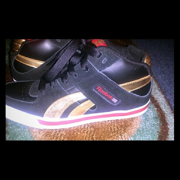 Reebox low high tops w/ extra pair of shoe laces
