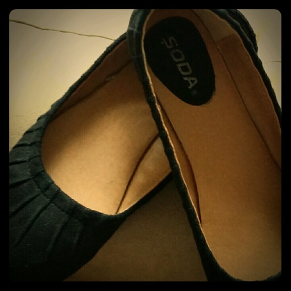 Black size 8 soda shoes