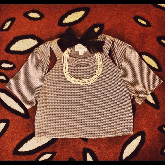 Short sleeved crop top.