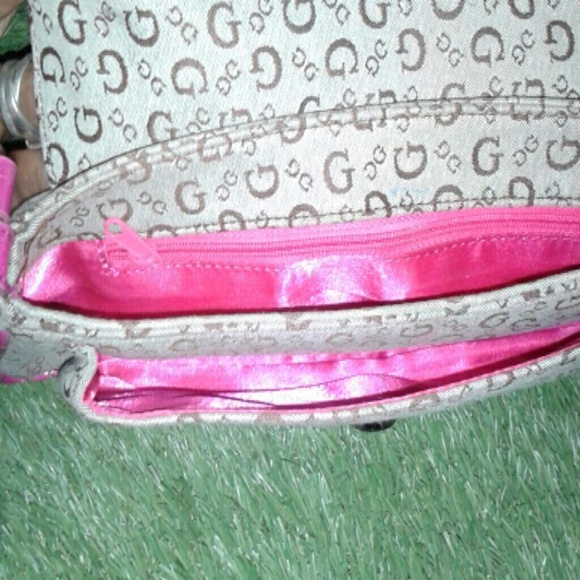 "SOLD" "GUESS" small clutch. - Picture 4 of 4