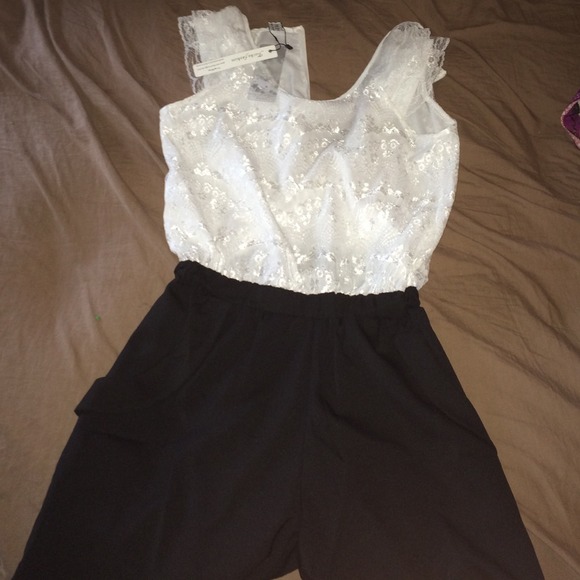 Medium white/ blk jumper