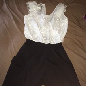 Medium white/ blk jumper