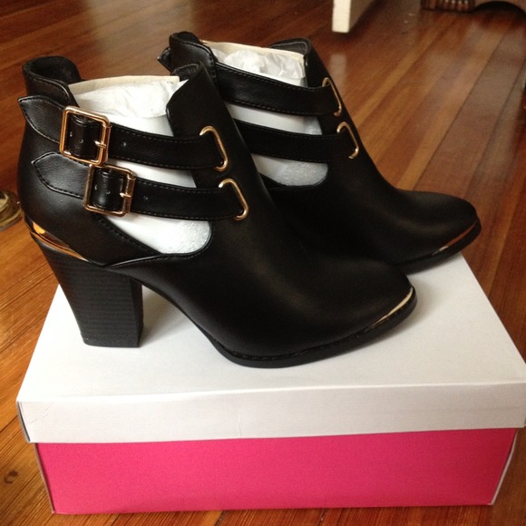 SOLD. JustFab Heels with Gold Details