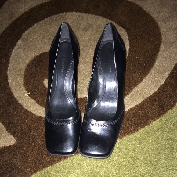 Black square toe heels - Picture 2 of 3