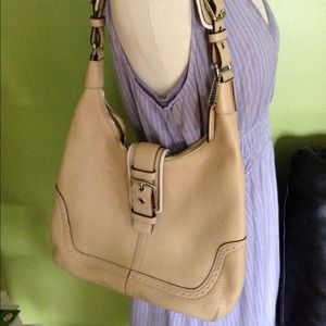 💯 Authentic Coach perforated hobo Sand medium bag