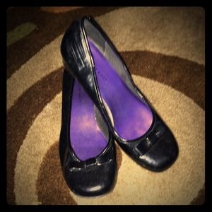 Black rounded toes bow heels