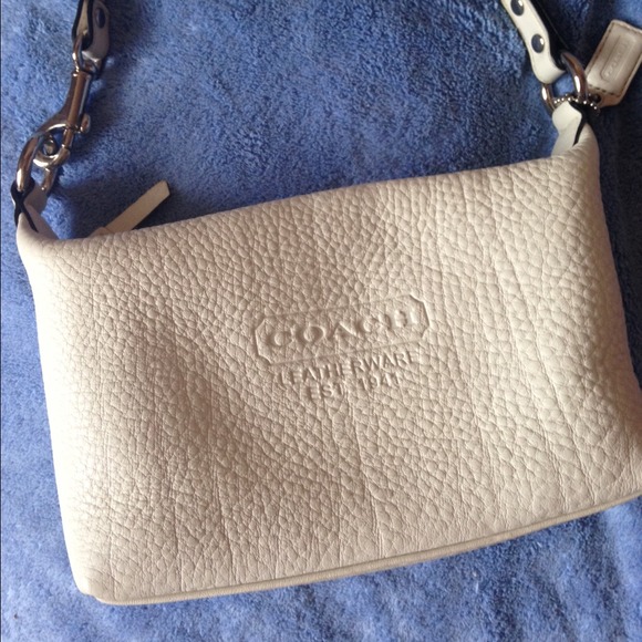 💯 Authentic Coach Mini Handbag - Picture 2 of 3