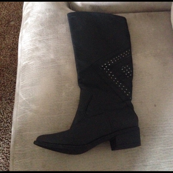 Black botos - Picture 2 of 4