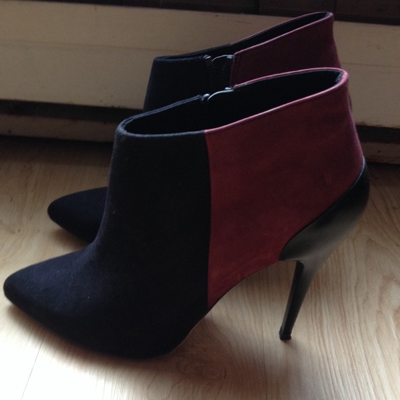 Amazing ankle swede boot🎉😘. In 4" heels.