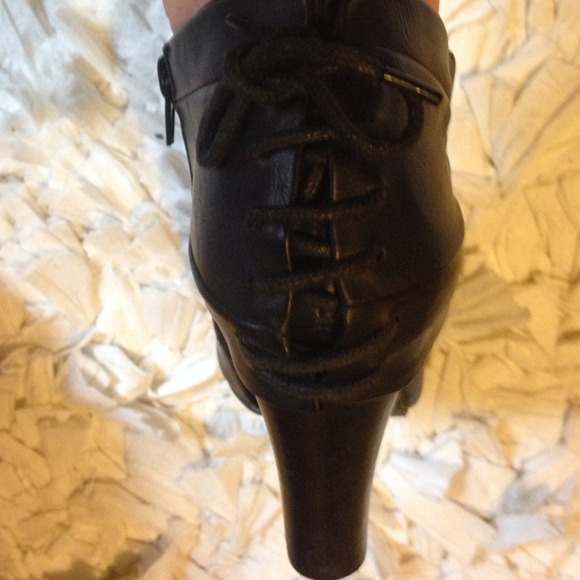 Black heeled booties - Picture 2 of 3