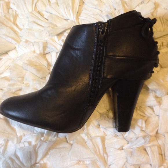 Black heeled booties - Picture 3 of 3