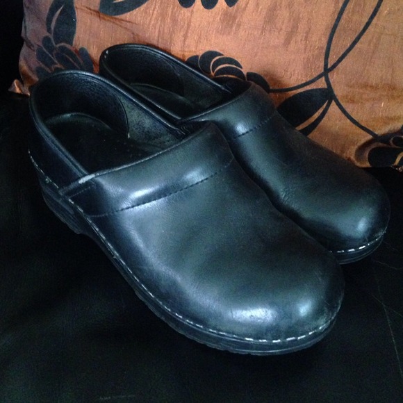 Black leather Danskos