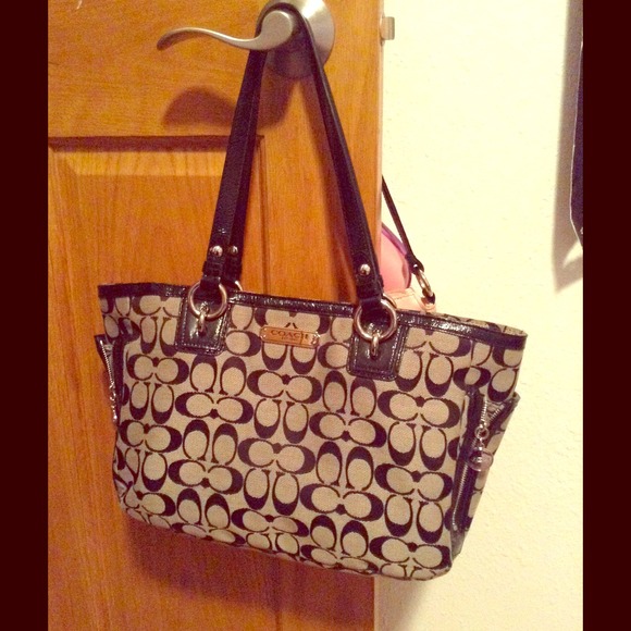 Coach gallery signature zip