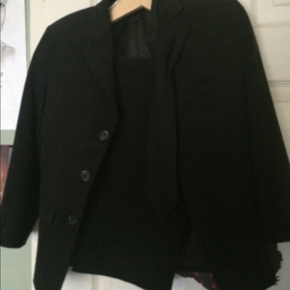 Suits - Picture 2 of 4