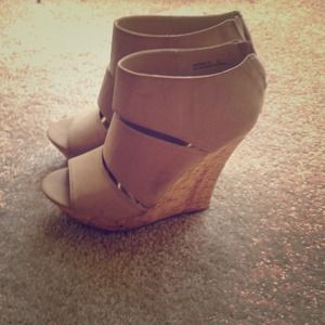 Nude wedges