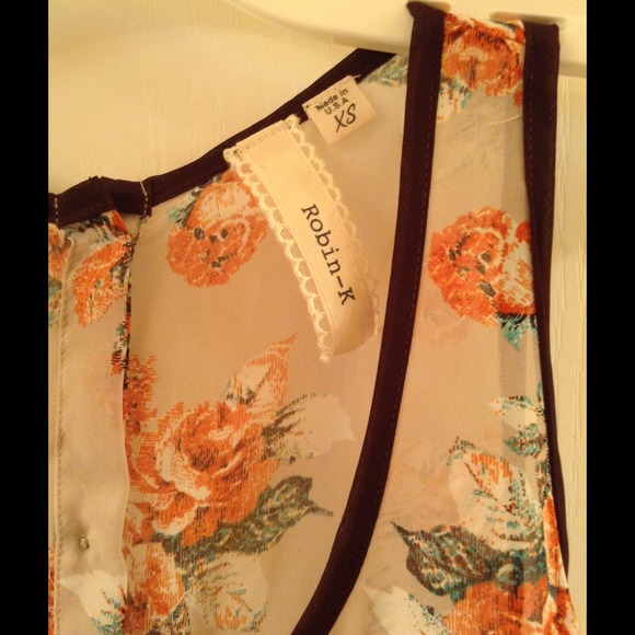 🌸FLORAL TOP🌸 - Picture 2 of 2