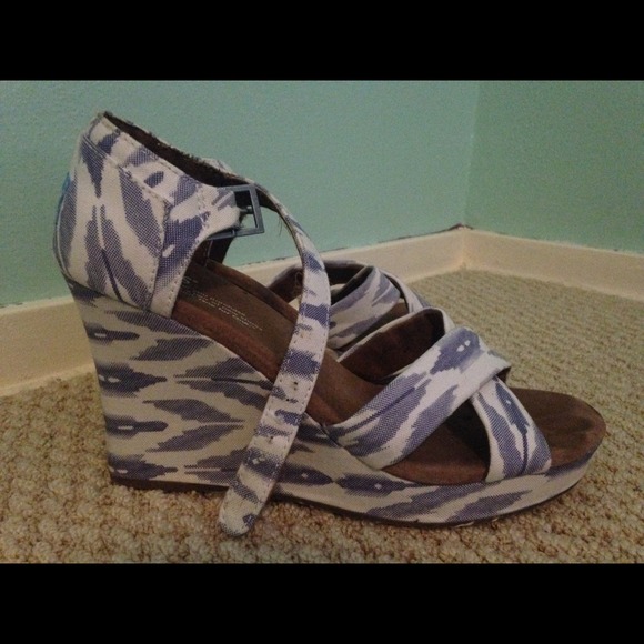 Toms blue & white ikat wedges