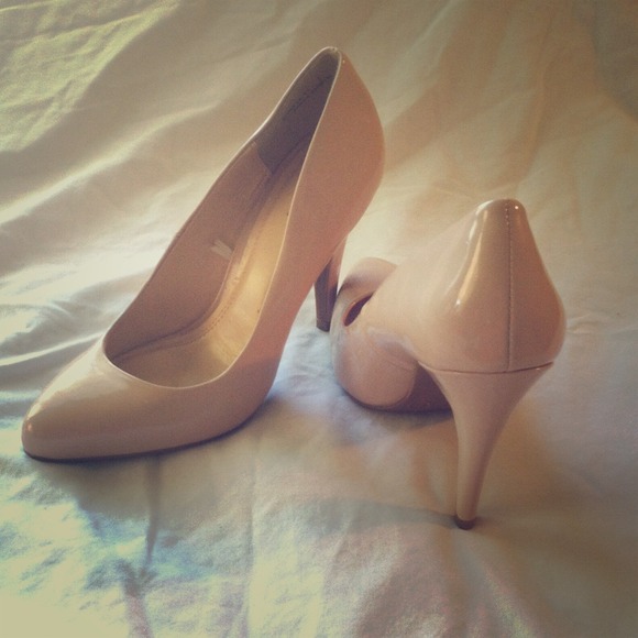 Nude pumps