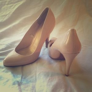 Nude pumps