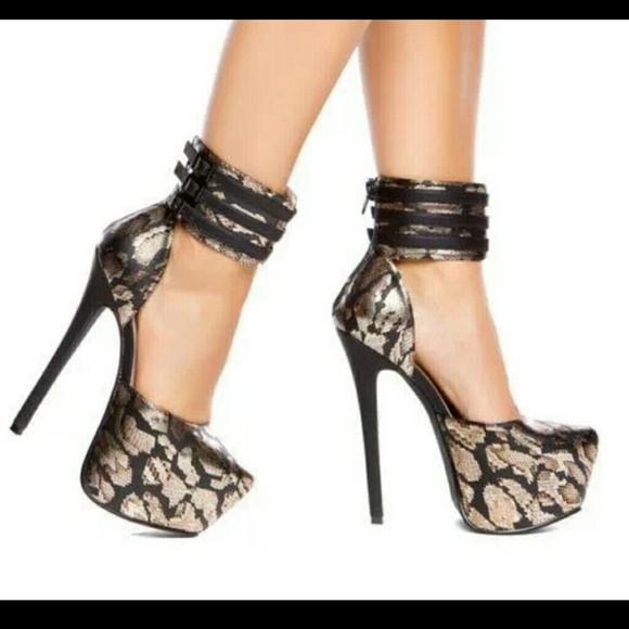 Super sexy blk & gold pump w/detailed ankle strap
